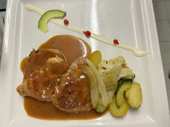 Fleischgericht mit Sauce und gegrillter Zucchini