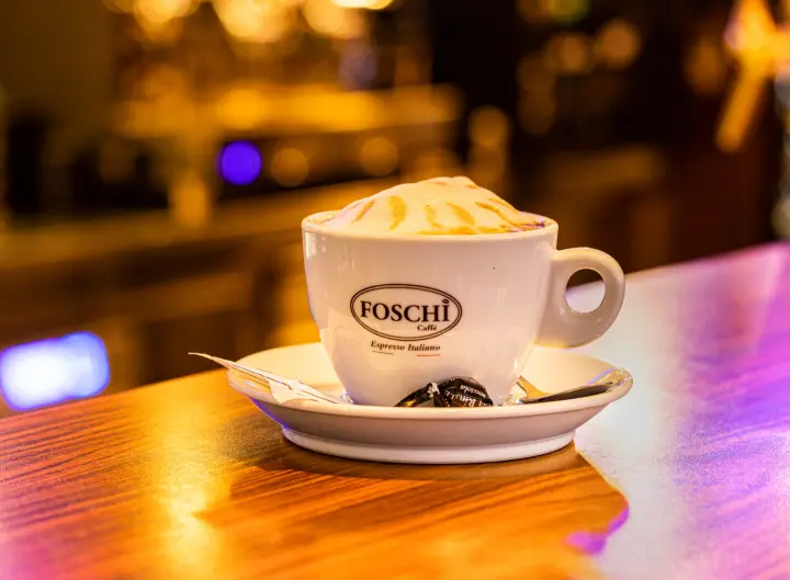 Cappuccino auf der Theke