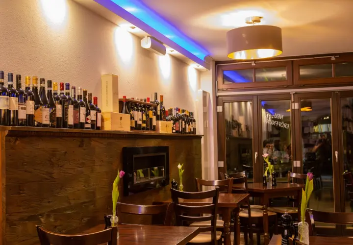 Gastraum mit Weinregal und Bar