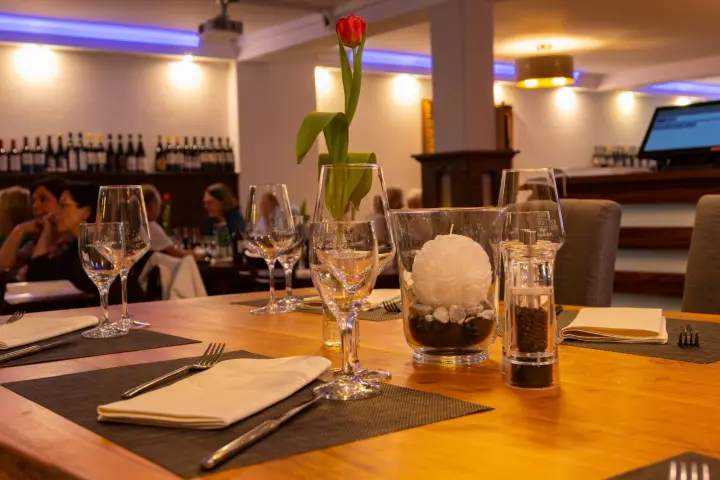 Gedeckter Tisch mit Wein- und Wassergläsern
