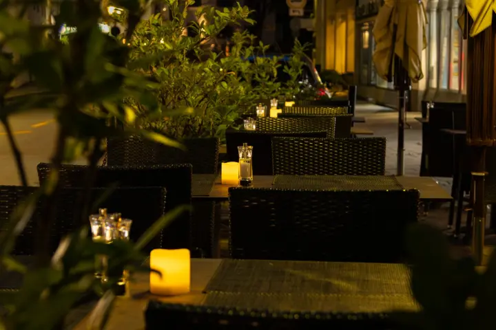 Terrasse mit Pflanzen bei Nacht