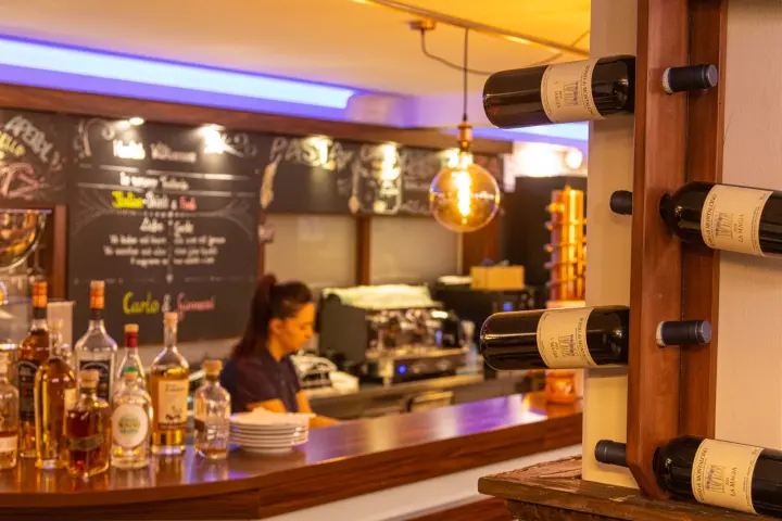 Bar mit Weinflaschenhalter und Kaffeemaschine