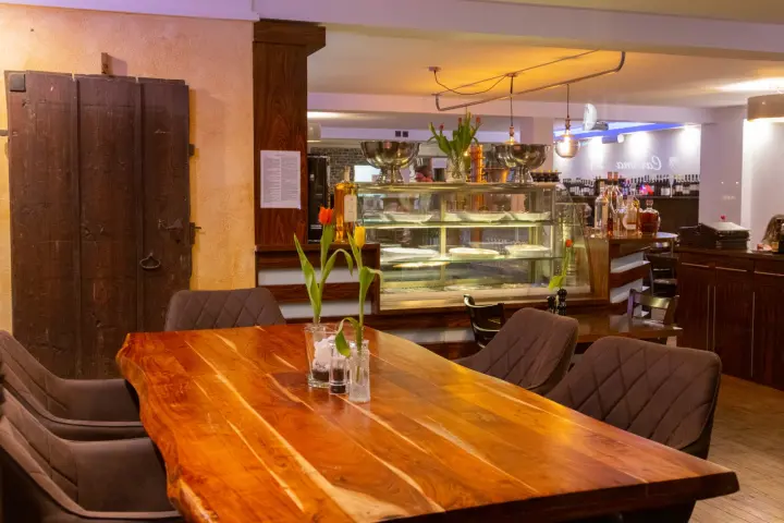 Holztisch mit Blick zur Vitrine